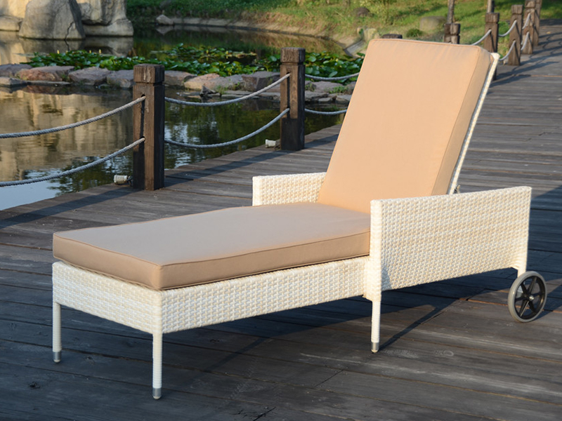 Lounge Rotan Outdoor dengan dua roda, Rotan Daybed Tanah Tangan, Kursi Rotan di tepi kolam renang YQ-RB-426